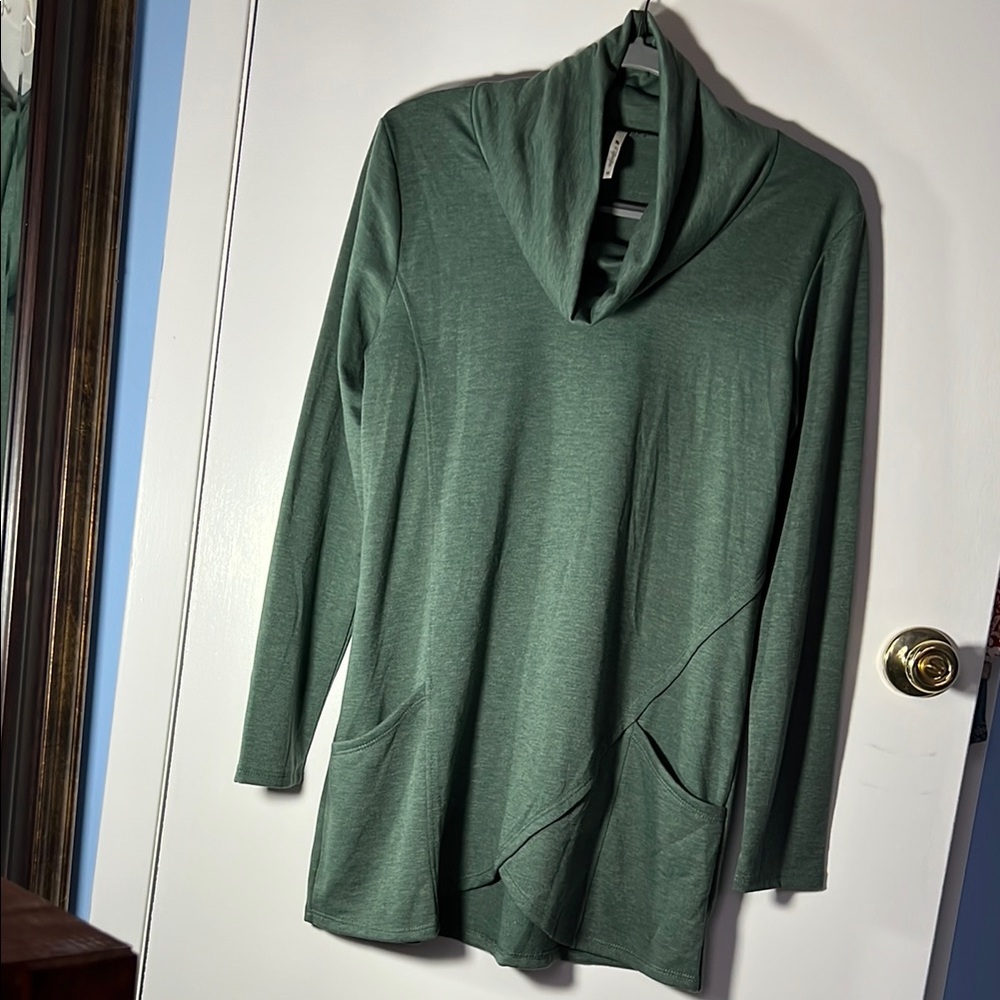 NWOT Tulip Hem Tunic, Green Heather Cowl Neck size Medium